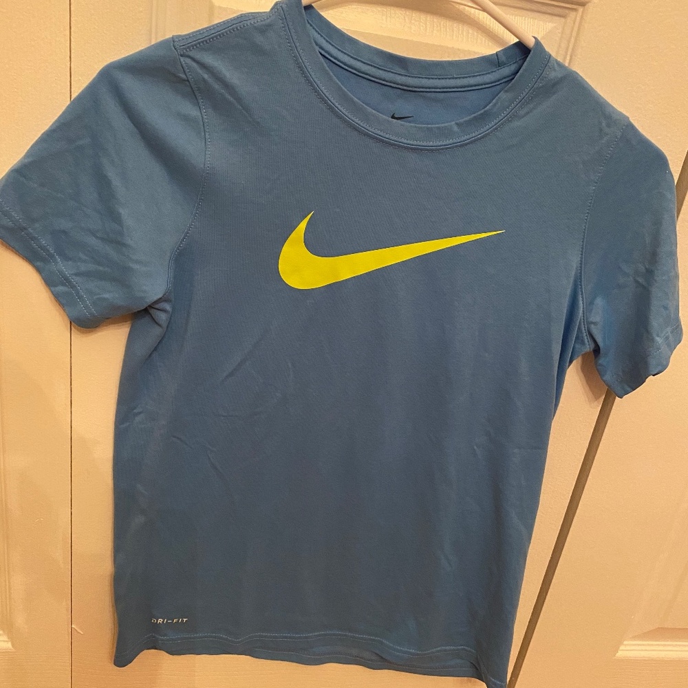 Nike shirt kids